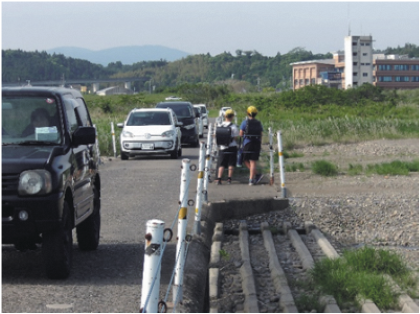 ▲避難帯で待機する児童