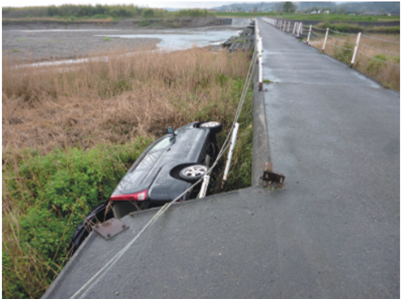 ▲ 橋から転落した車両