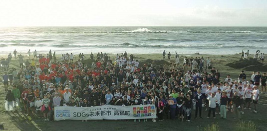 ビーチクリーン後の集合写真