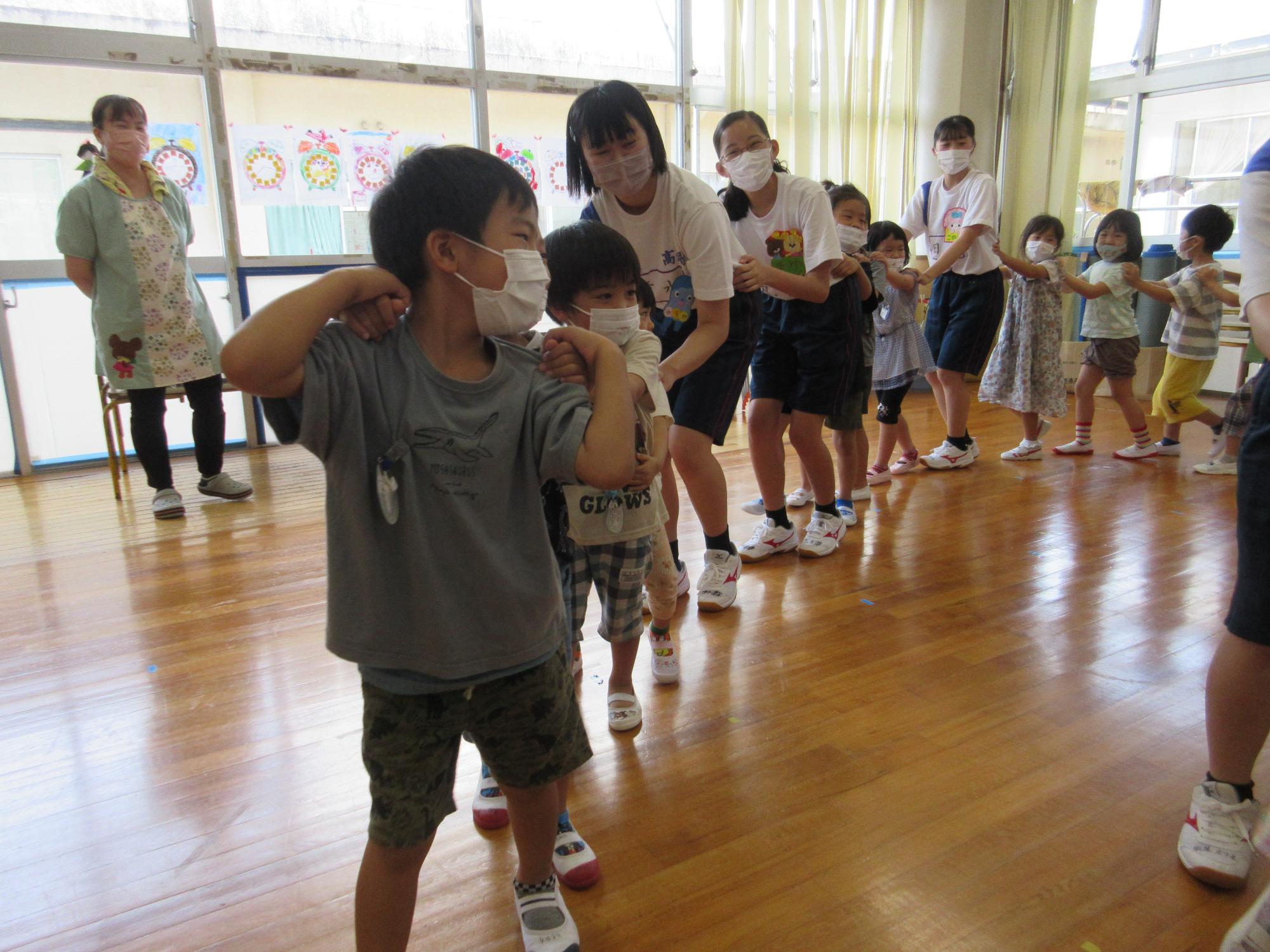 園児たちによる踊り「しぎのさま」の写真